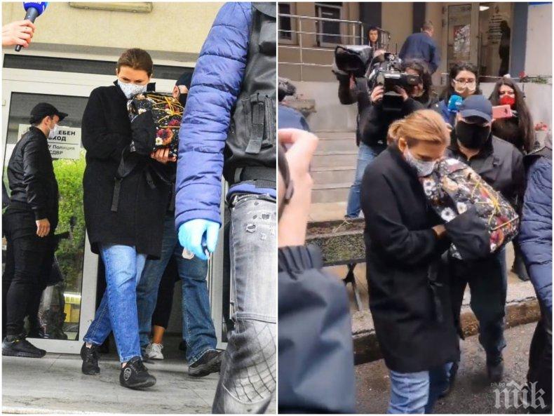 САМО В ПИК TV: Вижте майката на дрогирания Кристиан в 3-то районно - Десислава Николова мълчи пред медиите с маска, откараха я в СДВР (ВИДЕО/СНИМКИ)