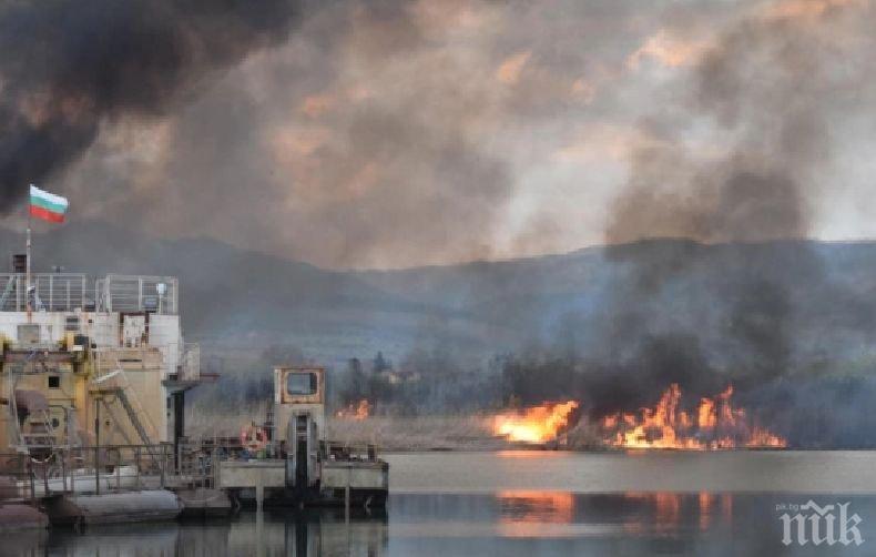 ОТ ПОСЛЕДНИТЕ МИНУТИ: Пламна езерото в Чепинци (СНИМКИ)