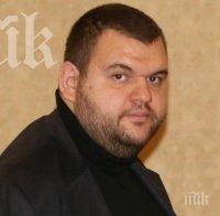 Ученици правят дарения на 