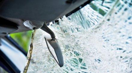 тежка катастрофа кола размаза камион расово пътят лом затворен