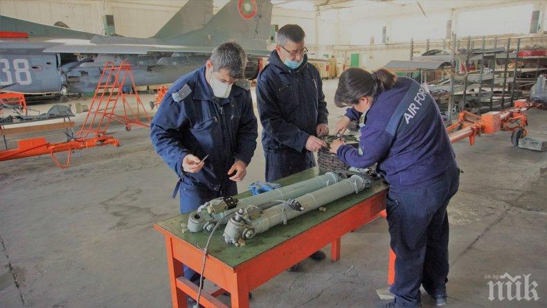 Проверяват летателната способност на изтребителите МиГ-29 и по време на извънредното положение