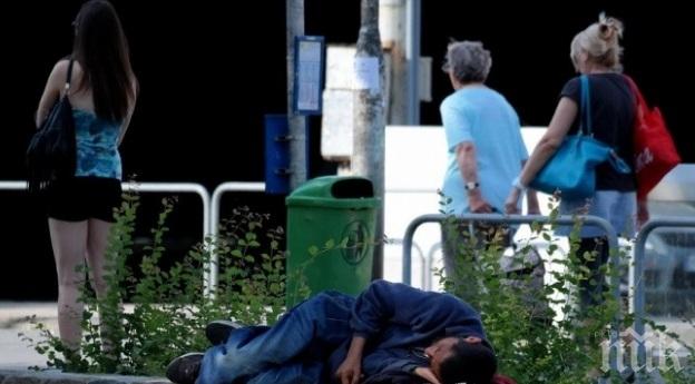 Бездомници лежат по пейките на Попа въпреки карантината