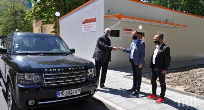 Николай Бареков дари личния си автомобил на лабораторията за COVID-19 в УМБАЛ „Свети Георги