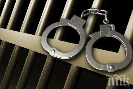 ШОК: 14-годишна се изплю в устата на полицай