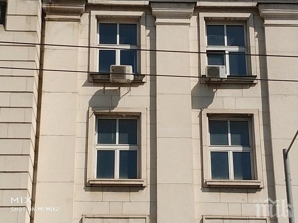 От фасадата на Ректората на Софийския университет се отстраняват ...