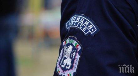 пенсионер без маска полицай сваляй униформата бием тревата