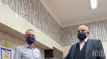 депутатът герб маноил манев дари броя романа орденът оръжието медицинския институт мвр снимки