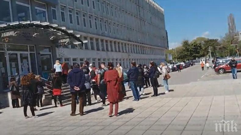 СИГНАЛ ДО ПИК: Без никаква дистанция, огромни опашки се извиват пред НАП-Варна (ВИДЕО)