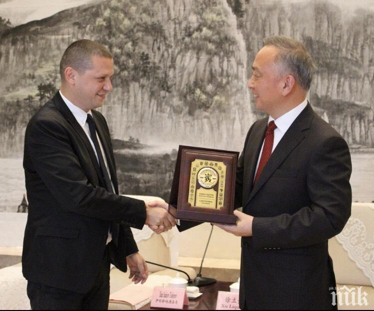 Илиан Тодоров получи поредното дарение от Китай, провинция Хубей изпрати 5000 маски и 500 инфра термометри