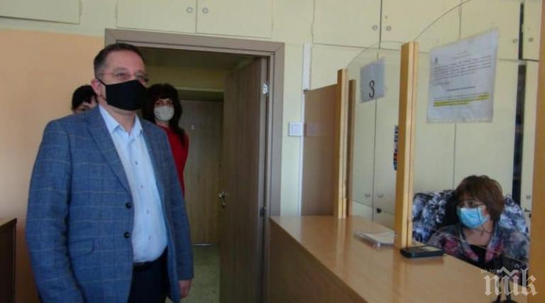 UV лампи светят за дезинфекция на данъчните каси в София