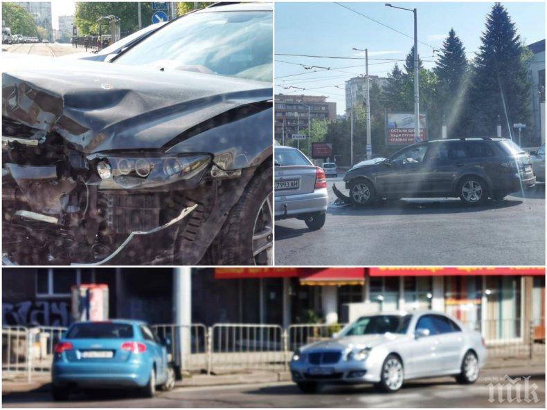 ПЪРВО В ПИК TV: Гъзарско Ауди се размаза зверски на Румънското посолство в София - още две коли са сериозно ударени (ГОРЕЩО ВИДЕО/СНИМКИ)