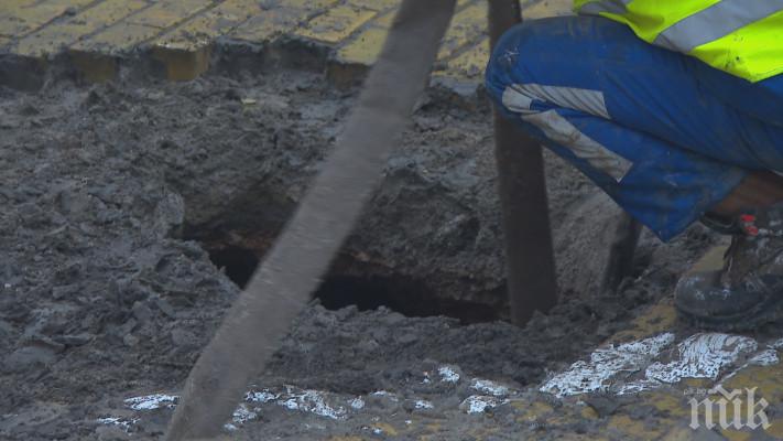 Улица в Пловдив пропадна заради мистериозна дупка (СНИМКИ)