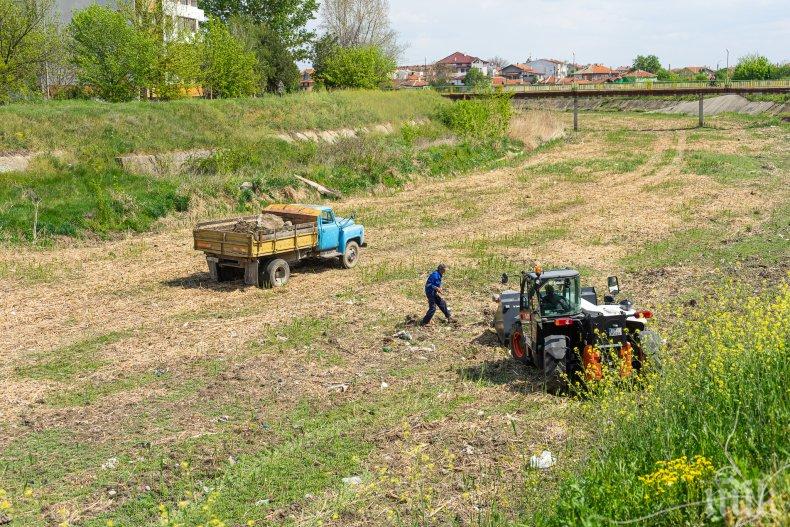 Чистят Тунджа от едри отпадъци (СНИМКИ)