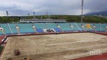 Постилат нова трева на националния стадион "Васил Левски"