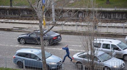 рецидивист наби шофьор пътя плаши пистолет