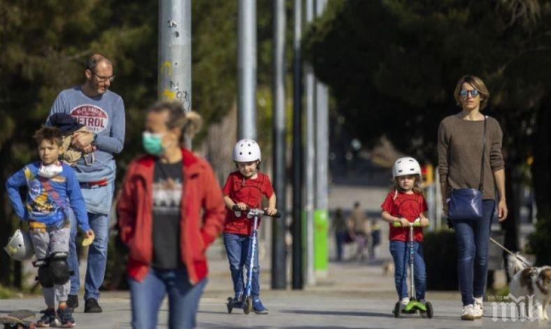 Падането на забраната за разходки в Испания доведе до струпвания на хора