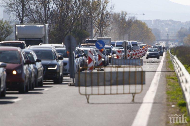 ГОРЕЩО В ПИК TV: Десетки хиляди коли задръстиха изходите на София - жители на крайните квартали в ужас, пъплят по час и половина заради безотговорните преселници (ВИДЕО)