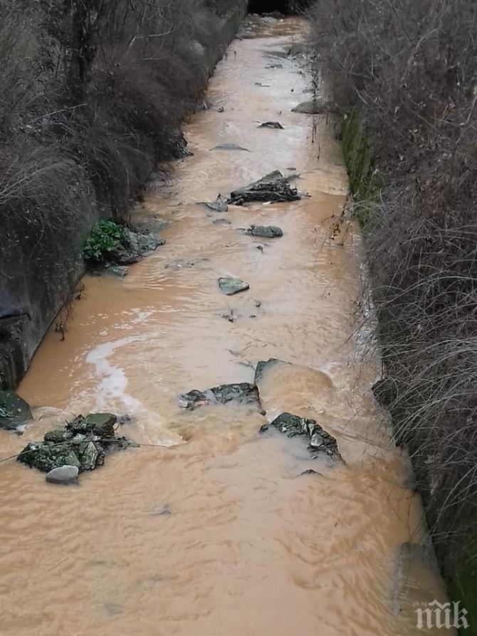 Река Поройна се оцвети в кафяво