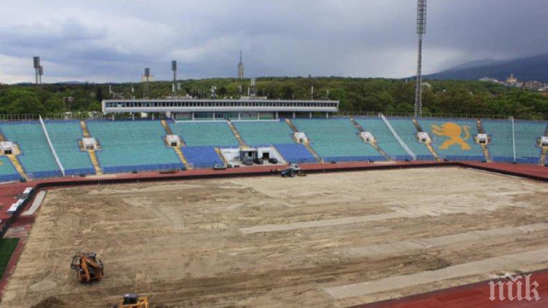 Постилат нова трева на националния стадион Васил Левски