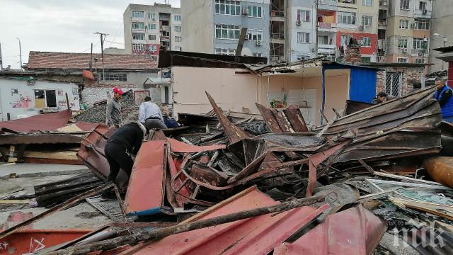 Панелен блок се пропука в Столипиново! Хората се евакуираха (СНИМКИ)