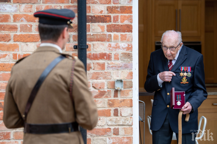 Кралица Елизабет с жест към ветеран, събрал милиони за британските медици