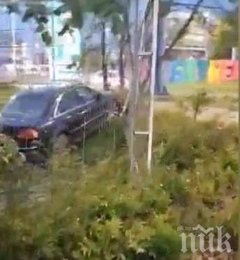 Пловдивчанин изправи завой, пльосна се с кола в градинка до бензиностанция (ВИДЕО)