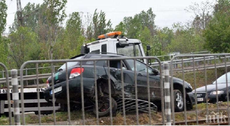 Автомобил се заби в разделителната ограда на Ботевградско шосе, спряха трамваите