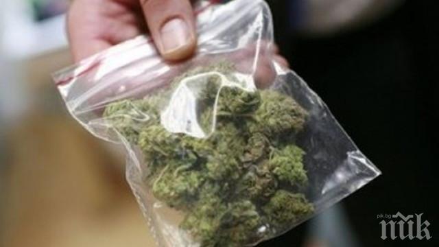 Учебник по философия скандализира! Децата четат: Иван дава джойнт на Мира и ѝ казва, че е страхотно