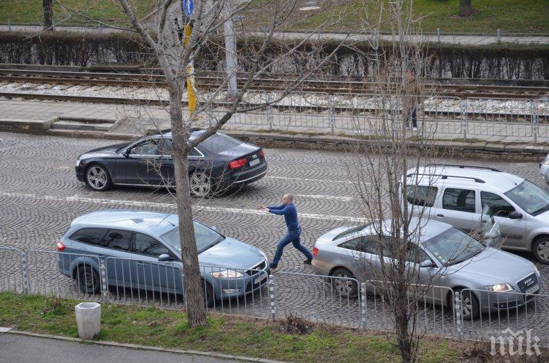 Рецидивист наби шофьор на пътя, плаши го с пистолет