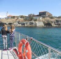 Пускат туристическите корабчета да остров Света Анастасия
