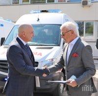 Ген. Мутафчийски прие лично дарение от шест линейки от бизнесмена Петър Манджуков за ВМА (СНИМКИ)