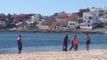 Плажуващ, нарушил карантината, опита да удави полицай в морето (ВИДЕО)