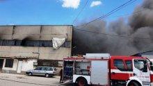 Срути се покривът на пламналото хале в Пловдив, пожарът е овладян