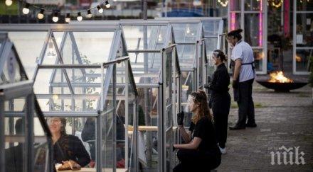 ресторант предлага стъклени кабинки хранене