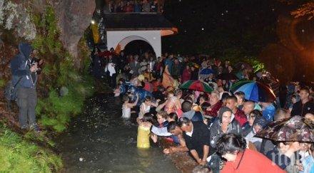 лечебна сила коронавирусът порази чудодейна вода отмениха ритуал изцеление