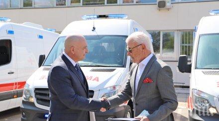 ген мутафчийски прие лично дарение шест линейки бизнесмена петър манджуков вма снимки