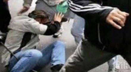 петима биха кръв заради красавица баня