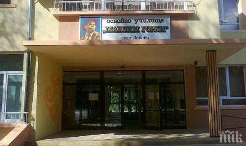 Учители алармират: Влогър нахлува в чужди класни стаи и прекъсва учебните часове