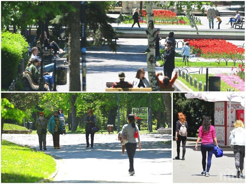 ФОТОРЕПОРТАЖ НА ПИК! Парковете и градинките преливат от хора - пейките масово се ползват въпреки забраната (СНИМКИ)