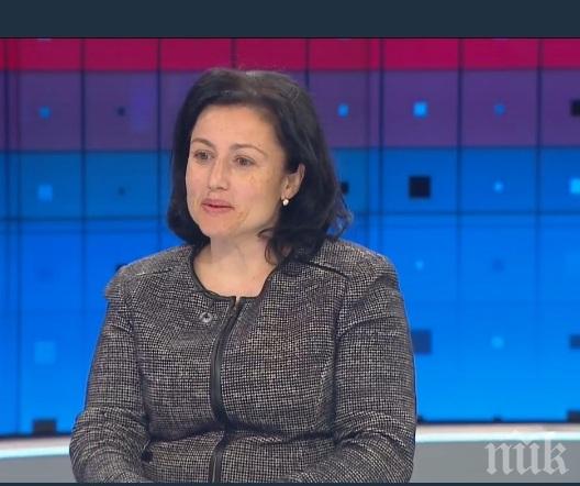 Министър Танева обеща да прибере розовия цвят и кайсиите
