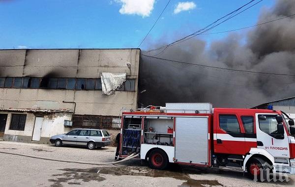 Срути се покривът на пламналото хале в Пловдив, пожарът е овладян
