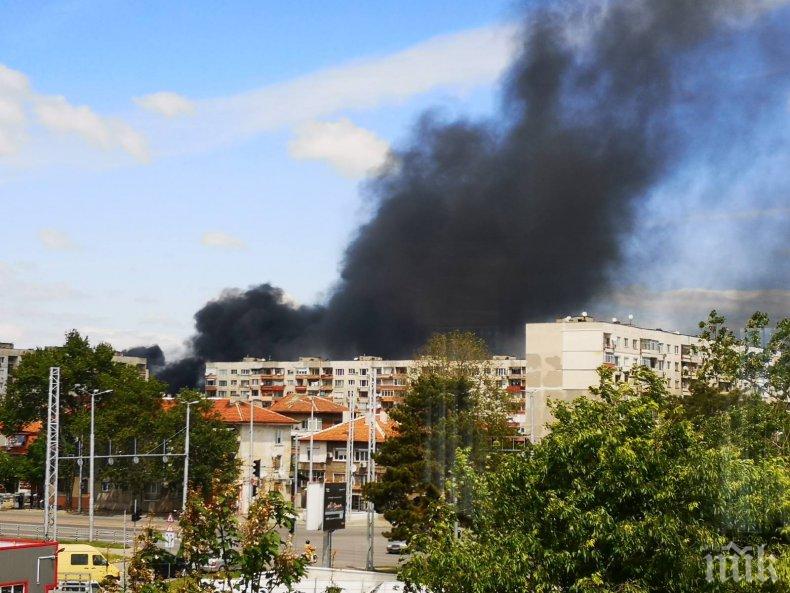 ОГНЕНА СТИХИЯ: Огромен пожар бушува в Пловдив - горят бивши складове (СНИМКИ)