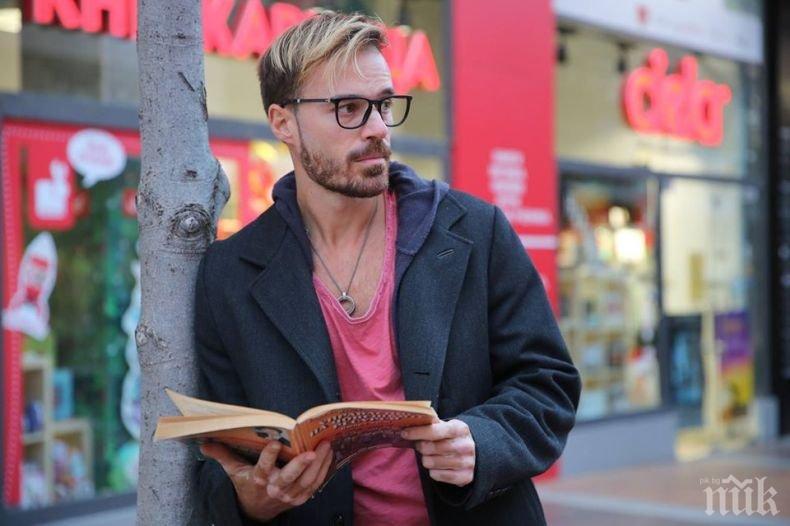 Ники Илиев опъва ластици в парка (СНИМКА)