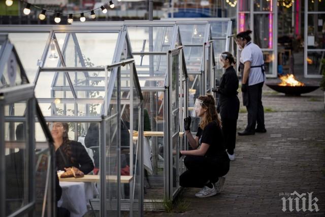 Ресторант предлага стъклени кабинки за хранене