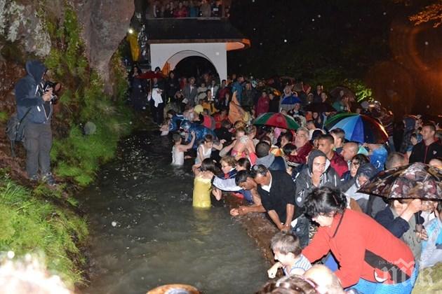 ЛЕЧЕБНА СИЛА: Коронавирусът порази и чудодейна вода - отмениха ритуал за изцеление