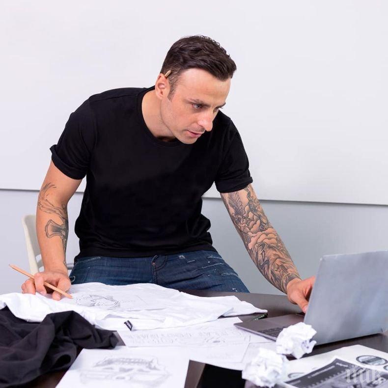 МАНИЯ: Бербо шофира с бели ръкавици 