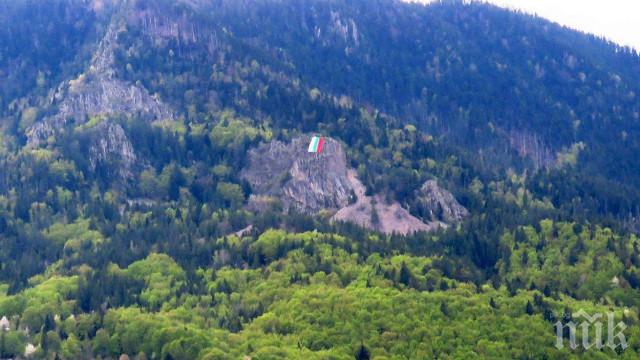 Военни опънаха 18-метров трибагреник над Смолян