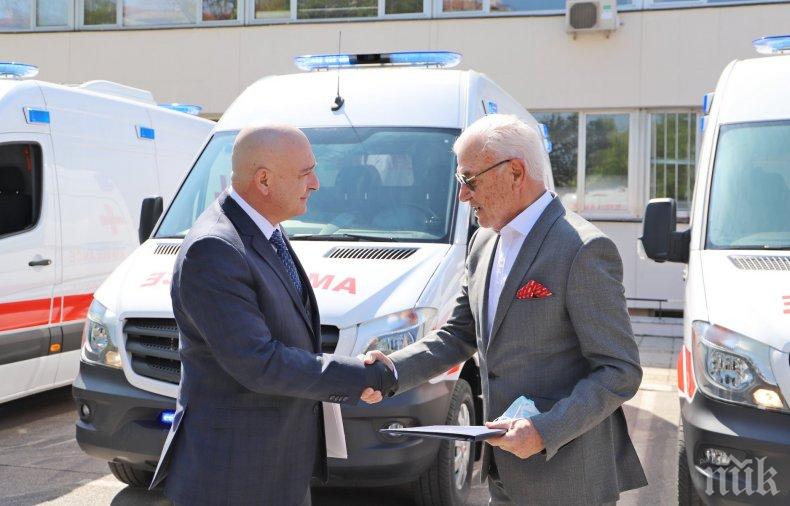 Ген. Мутафчийски прие лично дарение от шест линейки от бизнесмена Петър Манджуков за ВМА (СНИМКИ)