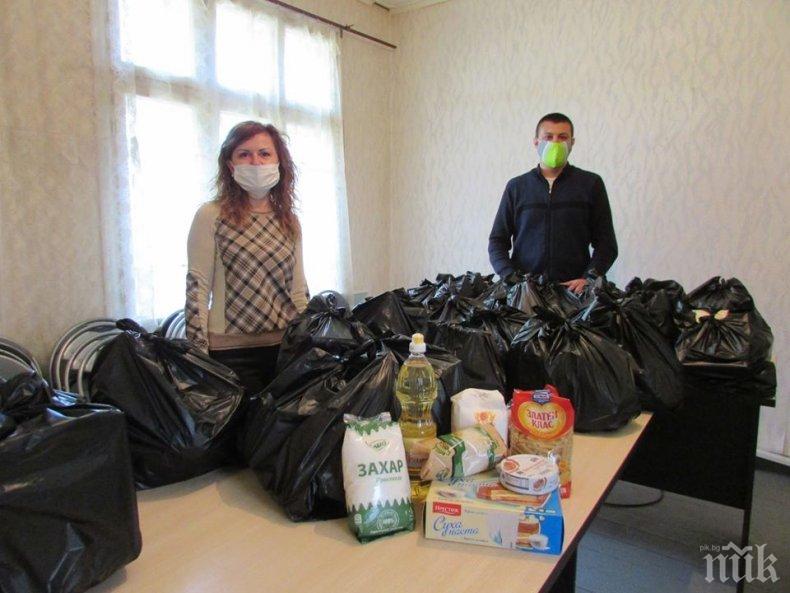 Над 50 семейства в Две могили получиха пакети с храна от ГЕРБ