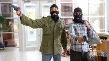 ДРЪЗКО: Бандитите, обрали "Билла“ в Пловдив, влезли в магазина като у дома си